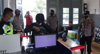 Cegah Covid-19, Polres Ciamis Polda Jabar Bagikan Masker Gratis dan Handsaitizer 